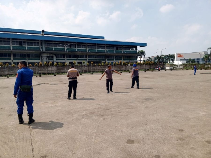 Personel Polairud Laksanakan Sterilisasi Helipad Jelang Kunjungan Kapolri di PT KMK Tangerang
