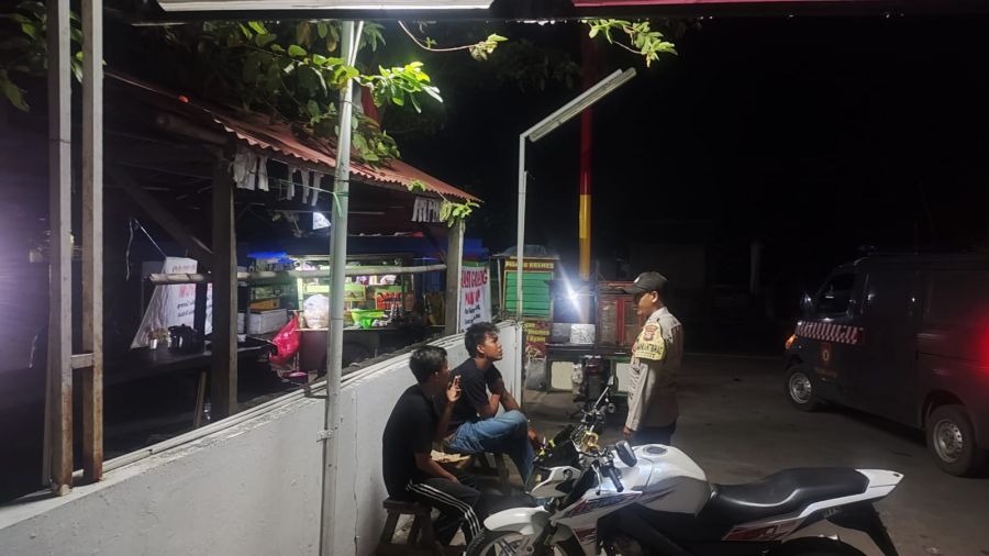 Personel Polsek Anyar Polres Cilegon Polda Banten melaksanakan patroli dialogis dengan masyarakat