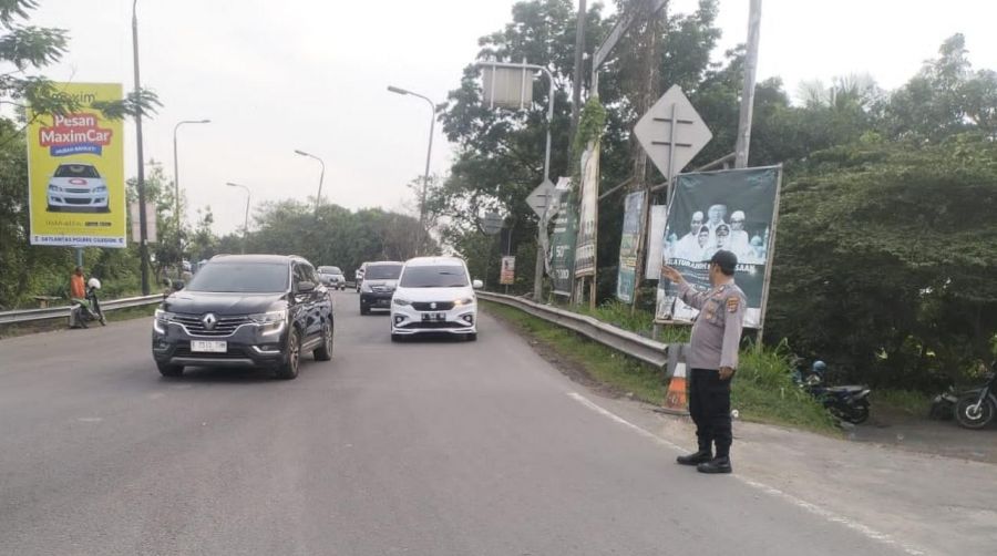 Personel Polsek Cibeber Berikan Pelayanan Pagi, Atur Arus Lalu Lintas di Simpang PCI