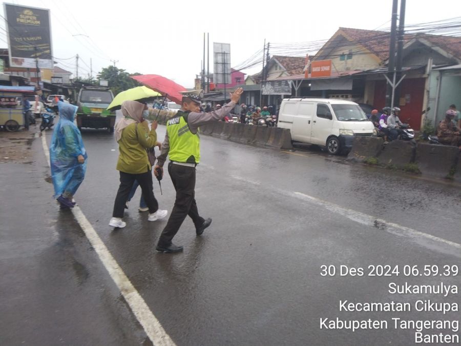 Personel Polsek Cikupa, Aiptu Sapudin, Siaga di Depan PT. Cingluh untuk Kelancaran Lalu Lintas
