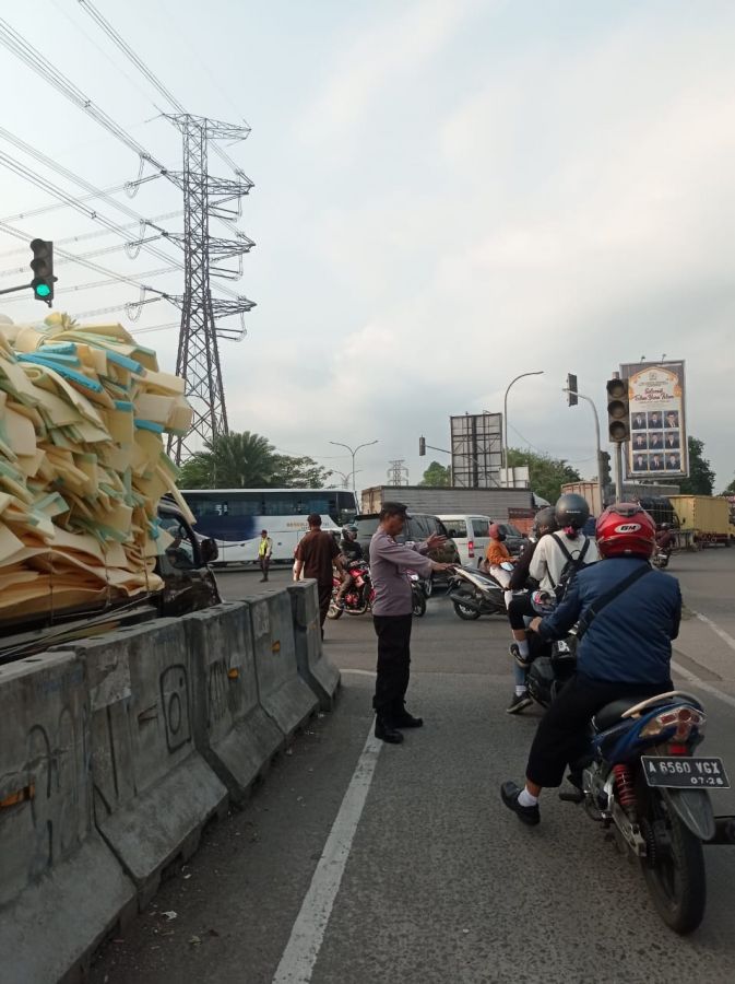 Personel Polsek Cikupa Laksanakan Pengaturan Lalin Sore Hari, Ciptakan Kamseltibcar Lantas Kedaton