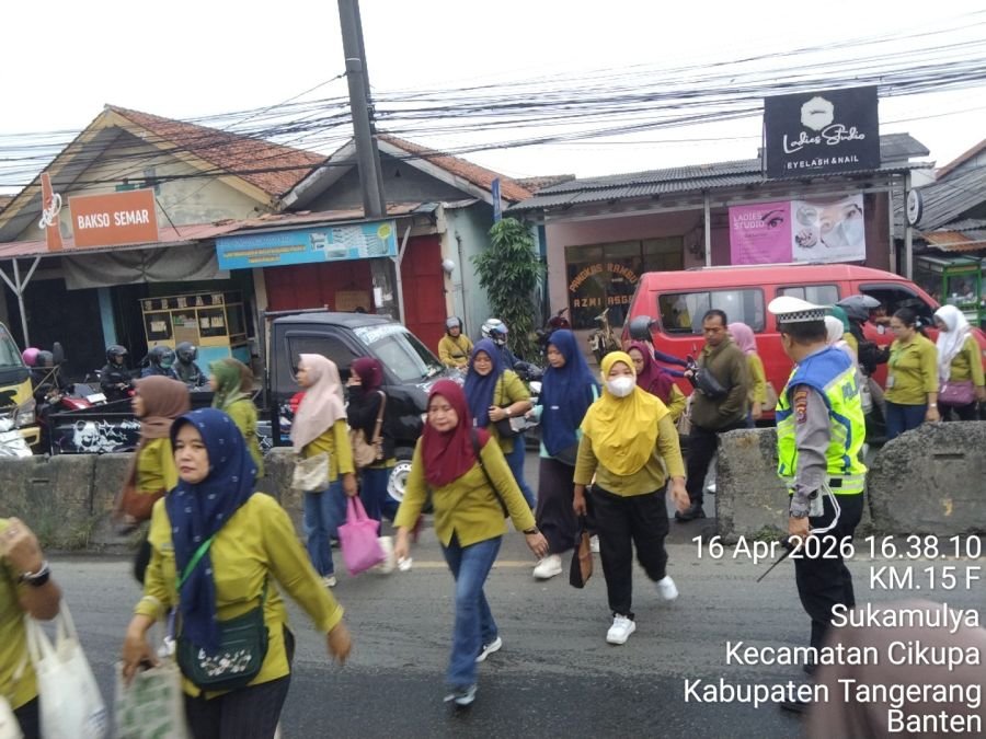 Personel Polsek Cikupa Laksanakan PECAK Sore Hari, Atur Lalu Lintas di Jalan Raya Serang