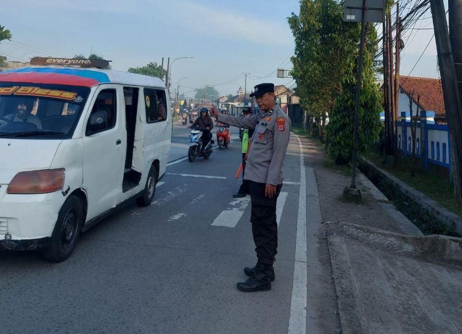 Personel Polsek Cisoka Laksanakan Strong Point Pagi, Wujudkan Kelancaran Arus Lalu Lintas