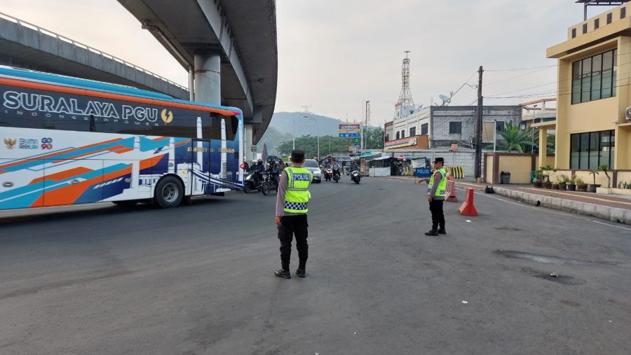 Personel Polsek KSKP Merak Atur Kendaraan R4 di Pelabuhan, Pastikan Kelancaran Penyeberangan