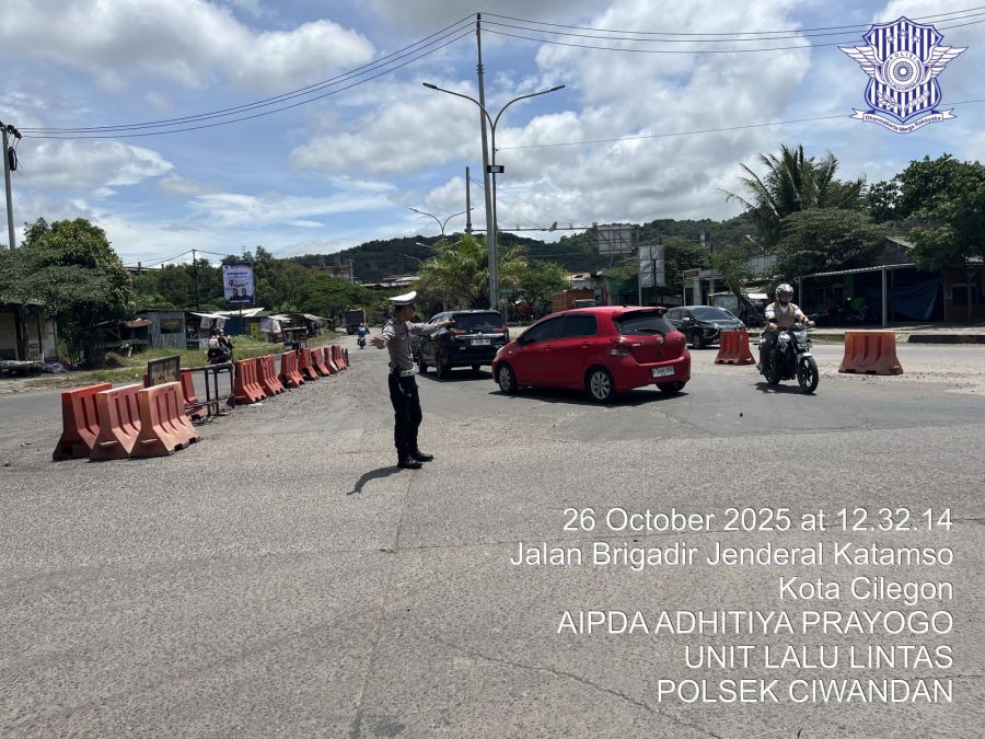 Personel Unit Lantas Polsek Ciwandan Gelar Pengaturan Lalu Lintas di Jalur Wisata Demi Kamseltibcar