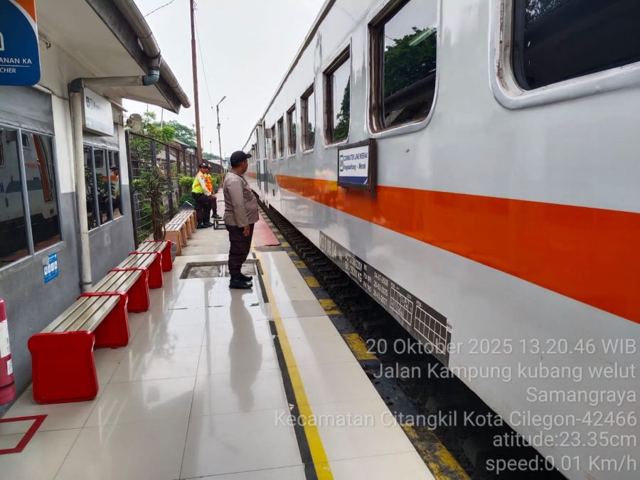 Personil Polsek Ciwandan Patroli Sambang Kestasiun Kereta Api, Dialogis Dengan Masyarakat