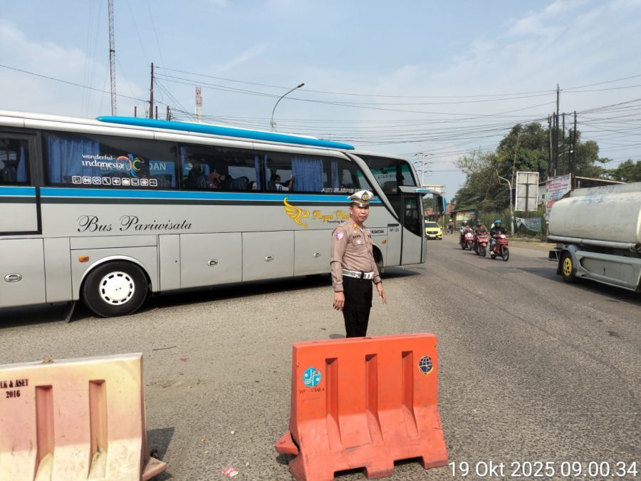 Personil Polsek Ciwandan Prioritaskan Pengaturan Jalur Lalu-lintas Wisata Pantai