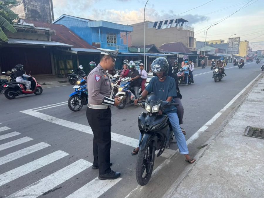 Personil Satlantas Polres Tanjab Barat Tegur Pengemudi Pelanggar Lalu Lintas 