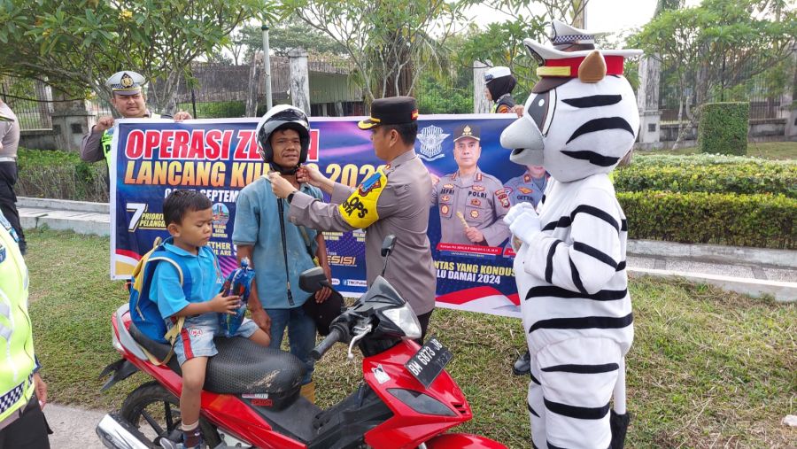 Pesan Kapolresta Pekanbaru Disela Bagikan Helm Kepada Pengendara