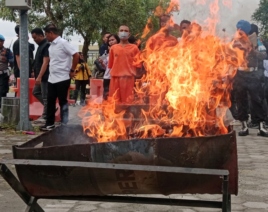 Polda Riau Musnahkan 121 Kg Sabu dan Ribuan Inek Hasil Sitaan Selama Dua Bulan