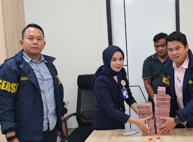 Polda Riau Sita Uang Tunai Rp972,8 Juta Hasil Tambang Ilegal Emas di Kuansing