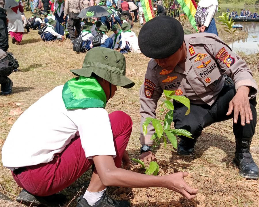 Polda Riau Tanam 21 ribu Pohon di Hari Peringatan Pohon Sedunia