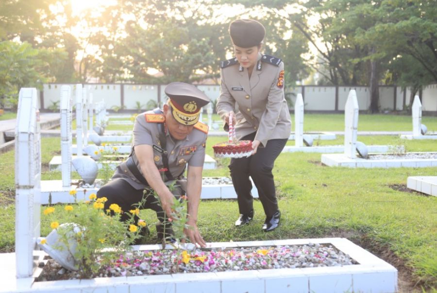 Polda Riau Ziarah di TMP Kusuma Dharma, Rangka Peringatan Hari Bhayangkara ke-78