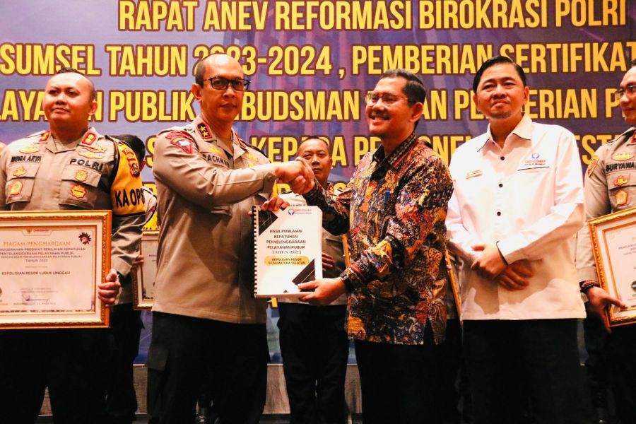 Kapolda Sumatera Selatan Terima Penghargaan Pelayanan Publik Dari Ombudsman RI