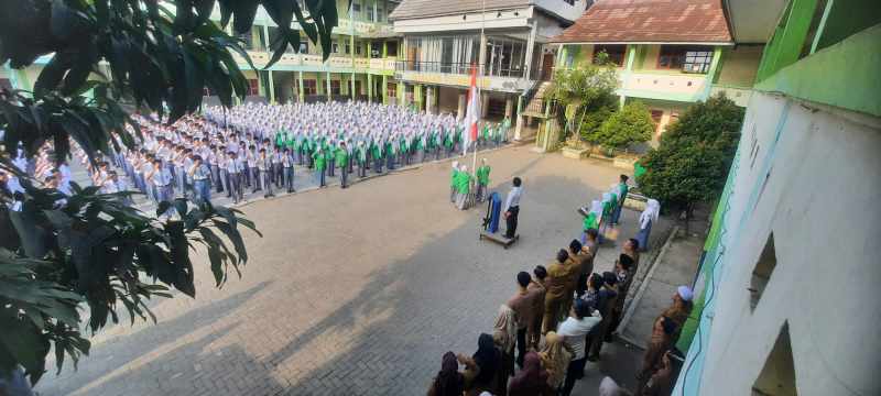 Polisi Saba Sekolah: Cegah Tawuran, IPDA Sunari Motivasi Ratusan Pelajar SMK Al-Badar