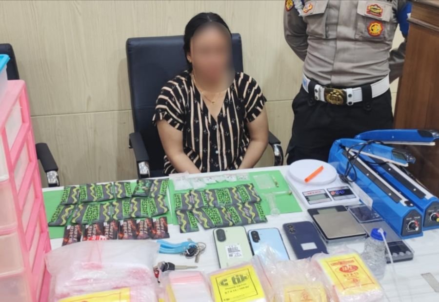Polisi Tangkap Wanita Pengedar 56,64 gram Sabu dan 28 Etomidate di Kos Durian Pekanbaru