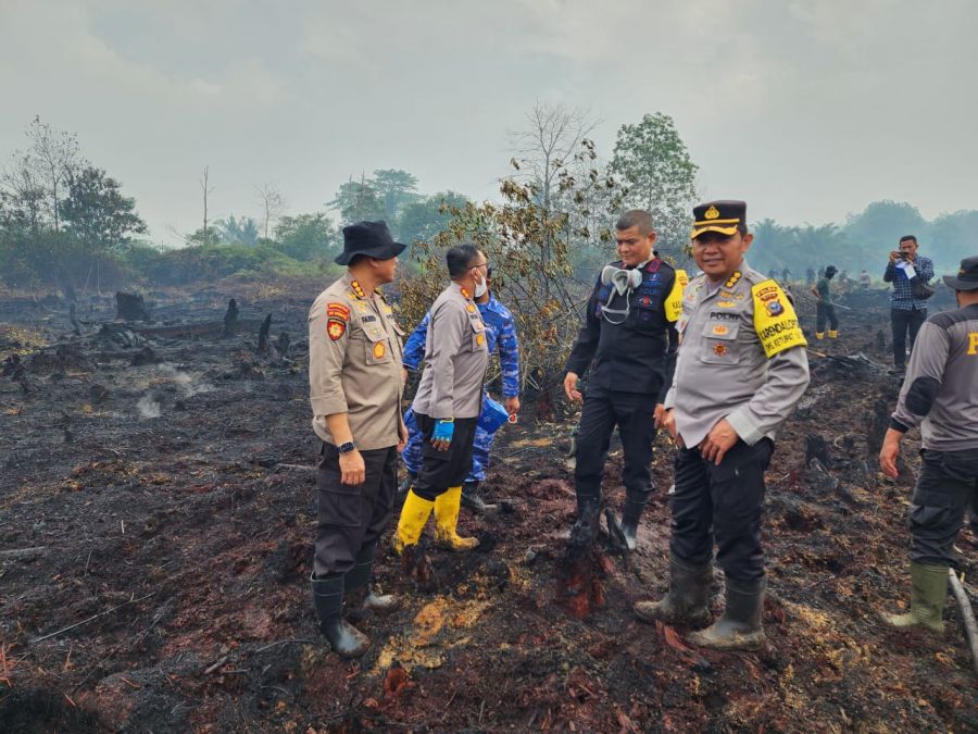 Polres Dumai dan Bengkalis Berjibaku Padamkan Api Meski Kondisi Lebaran