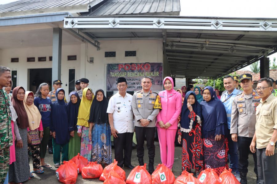 Polres Muara Enim bersama Bhayangkari Gelar Bakti Sosial Kepada Masyarakat