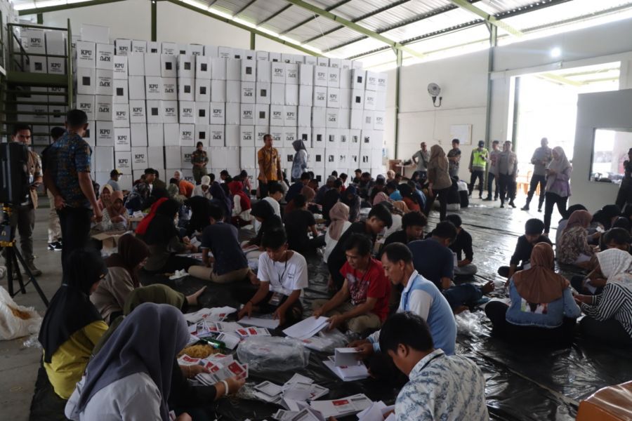 Polres Muara Enim Pastikan Penyortiran dan Pelipatan Surat Suara Pilpres dan Wakil Presiden Aman