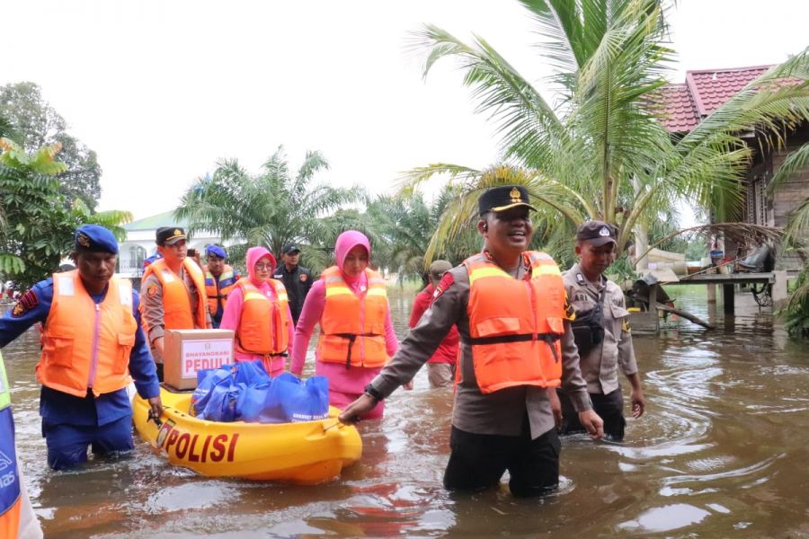Polres Pelalawan dan Rombongan Salurkan Bantuan kepada Warga Langgam Dampak Kebanjiran