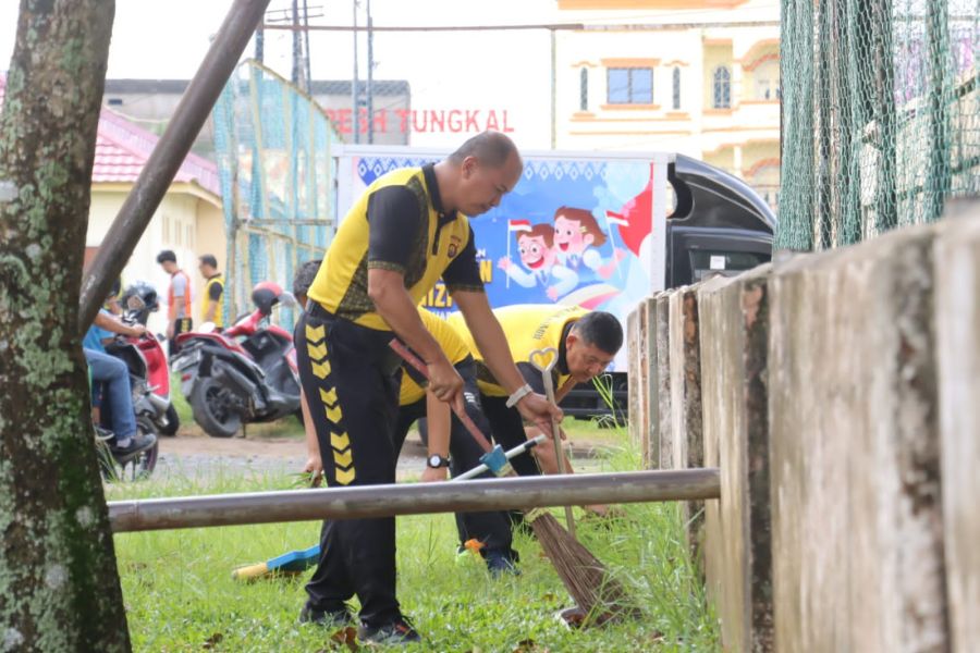 Polres Tanjab Barat Gelar Aksi Bersih Lingkungan