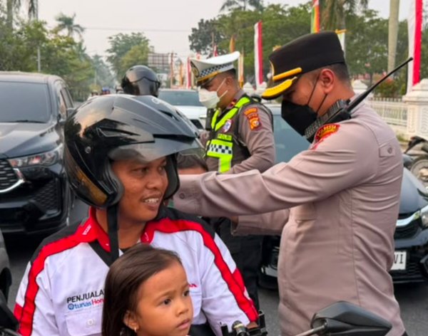 Polresta Pekanbaru Bagikan 1.700 Masker, Warga Diingatkan Waspada Kabut Asap