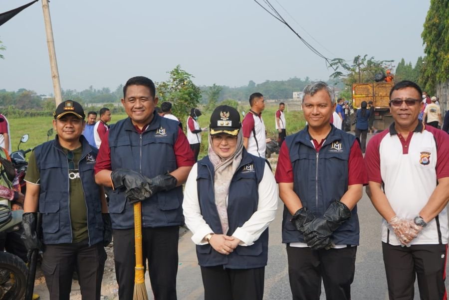 Polresta Tangerang Bareng Mahasiswa Lentera Muda Gelar Jumat Asri, Bersih-bersih Lingkungan