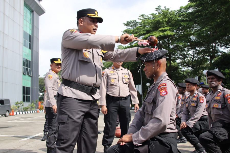Polresta Tangerang Gelar Tradisi Pembaretan untuk 30 Personel Bintara Remaja dari Polda Papua