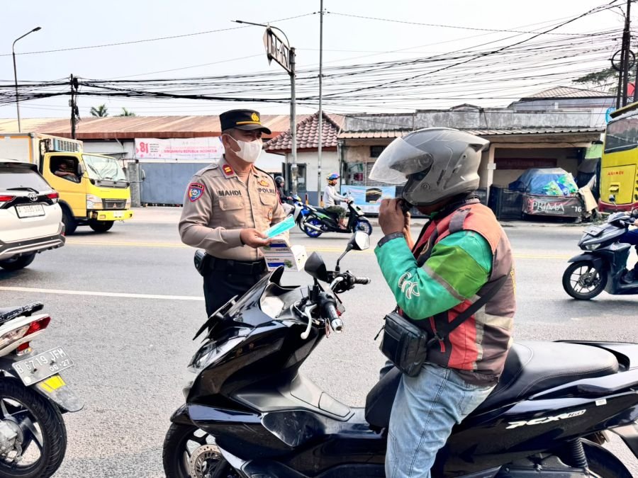 Polsek Cikupa Bagikan Masker Gratis, Tingkatkan Kewaspadaan Dampak Abu Vulkanik Gunung Anak Krakatau
