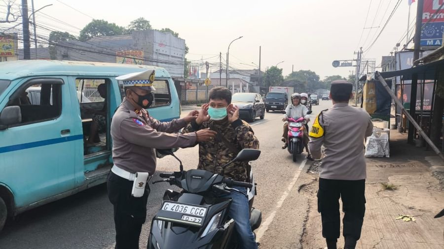 Polsek Cikupa Bagikan Masker Gratis, Wujudkan Kesiapsiagaan Hadapi Dampak Abu Vulkanik