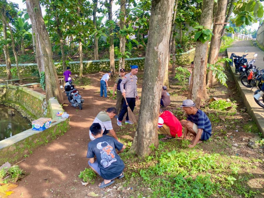 Polsek Cikupa dan Warga Sukamulya Gelar Gotong Royong di Sumur Wareng