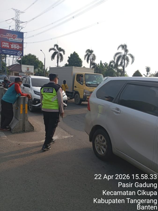 Polsek Cikupa Gelar Pecak Sore Hari, IPTU Rusandi Atur Arus Lalu Lintas di Cikupa Mas