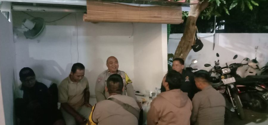 Polsek Cikupa Gelar Ronda Siskamling Bersama Warga di Kampung Lamporan