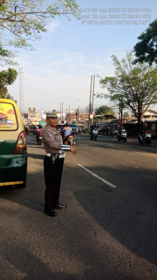 Polsek Cikupa Laksanakan PECAK, Atur Lalin Pagi di Jalur Padat Pertigaan Columbus