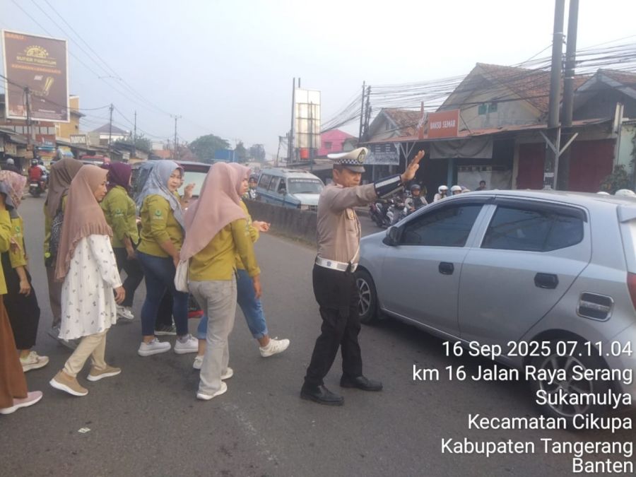 Polsek Cikupa Laksanakan PECAK, Atur Arus Lalu Lintas Pagi Hari di Pertigaan Columbus