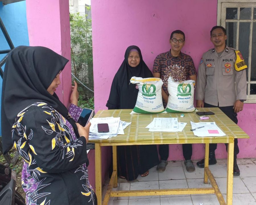 Polsek Cikupa Pantau Penyaluran Bantuan Beras dari Bulog di Desa Pasir Gadung