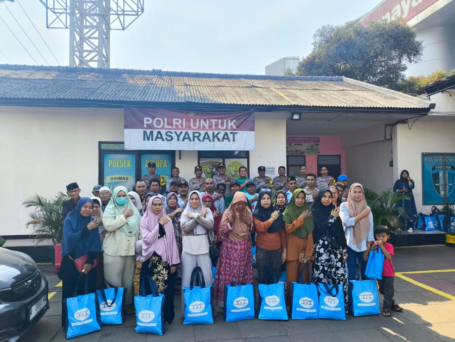 Polsek Cikupa Salurkan 50 Paket Bansos dari Wapres RI kepada Warga Penerima Manfaat