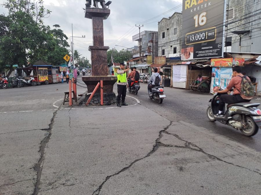 Polsek Mauk Gelar Strong Point di Pertigaan Tugu Mauk, Antisipasi Kemacetan Pagi Hari