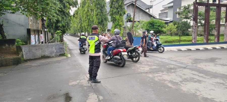 Polsek Panongan Gelar Strong Point Pagi Hari, Atur Lalu Lintas dikawasan Sekolah Al Fatih Citra Raya