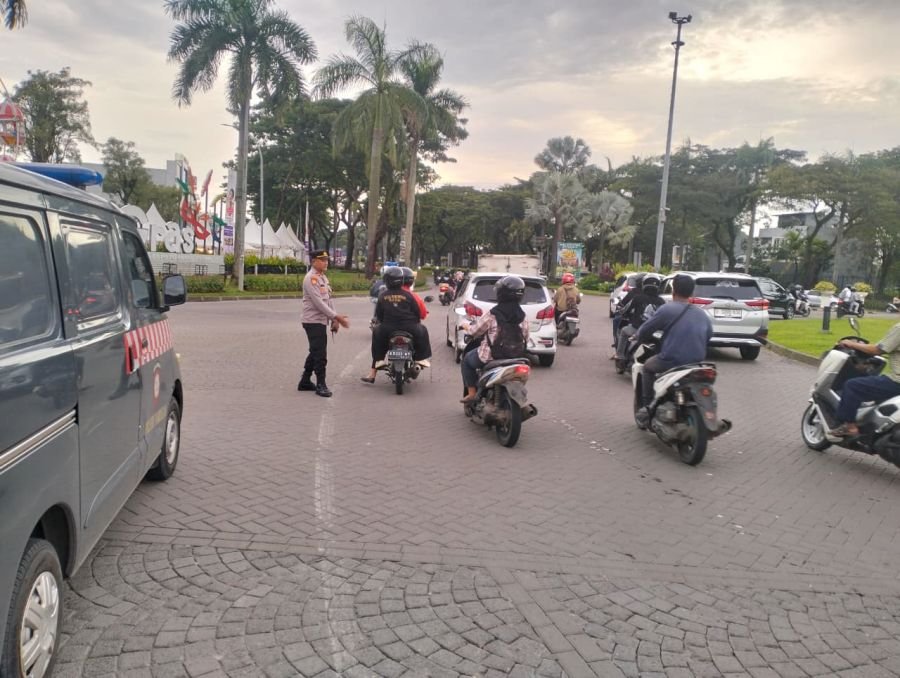Polsek Panongan Laksanakan Gatur Lalin Sore di Bundaran 3 Citra Raya, Wujudkan Kamseltibcar Lantas