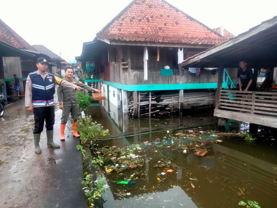 Polsek Penukal Utara Aktif Pantau Banjir yang melanda sejumlah Desa di Kecamatan Penukal Utara