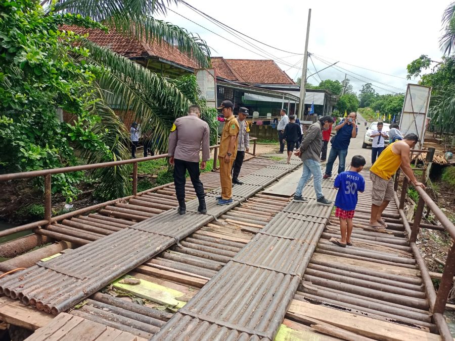 Polsek Talang Ubi Lakukan Pengecekan Jembatan Amblas di Desa Sungai Ibul dan Desa Semangus