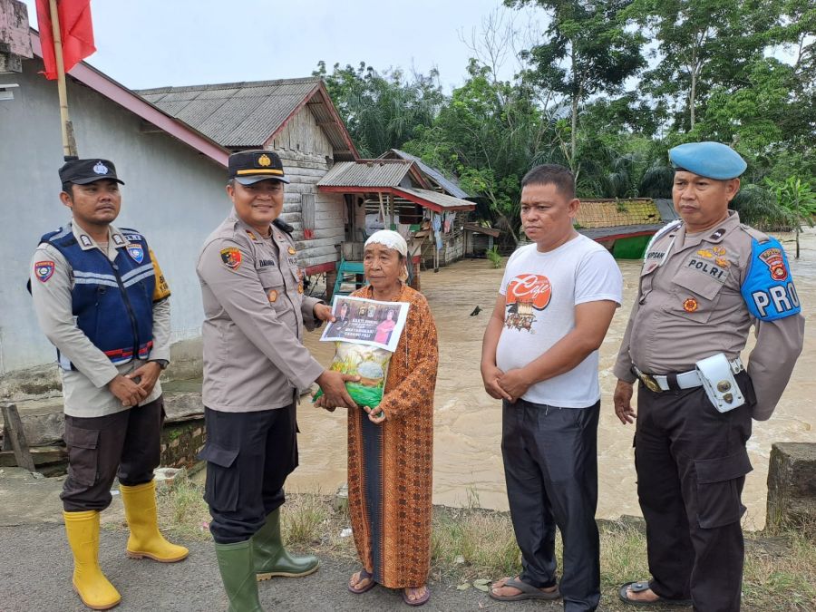 Polsek Tanah Abang Berikan Bansos Kepada Warga Sukaraja yang Terdampak Banjir