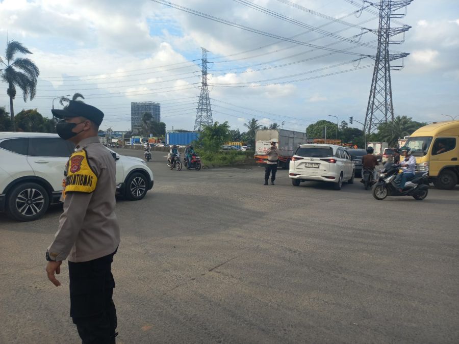 Polsubsektor Cikupamas Gelar Pengaturan Lalu Lintas Sore Hari di Simpang Kedaton