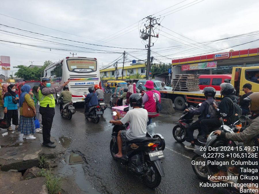 Protap Sore Hari: Bripka Reza Fajar A Atur Lalu Lintas di Jalan Raya Serang