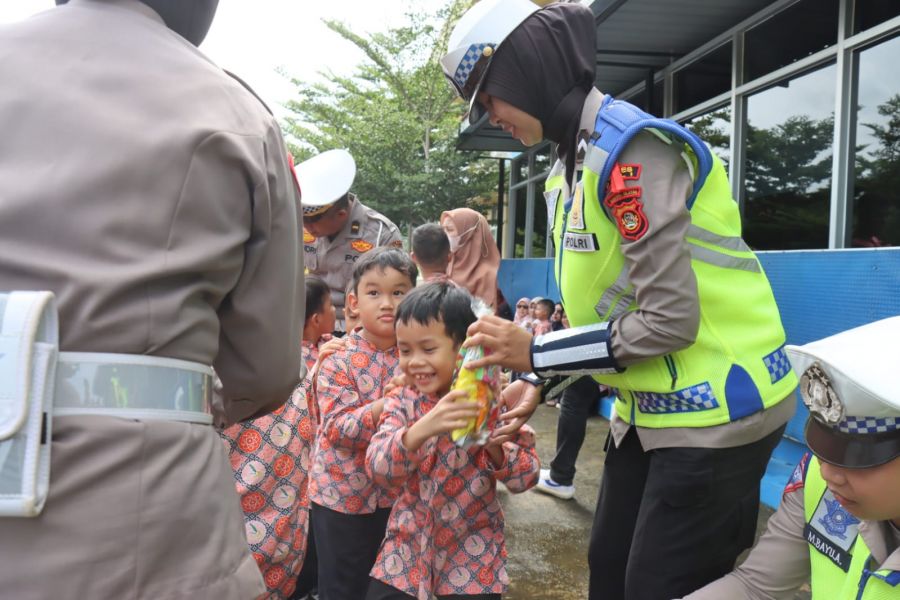 Puluhan Anak Dari TK Insan Mulia Rabbani Ikuti Pelatihan dan Edukasi Tentang Berlalulintas