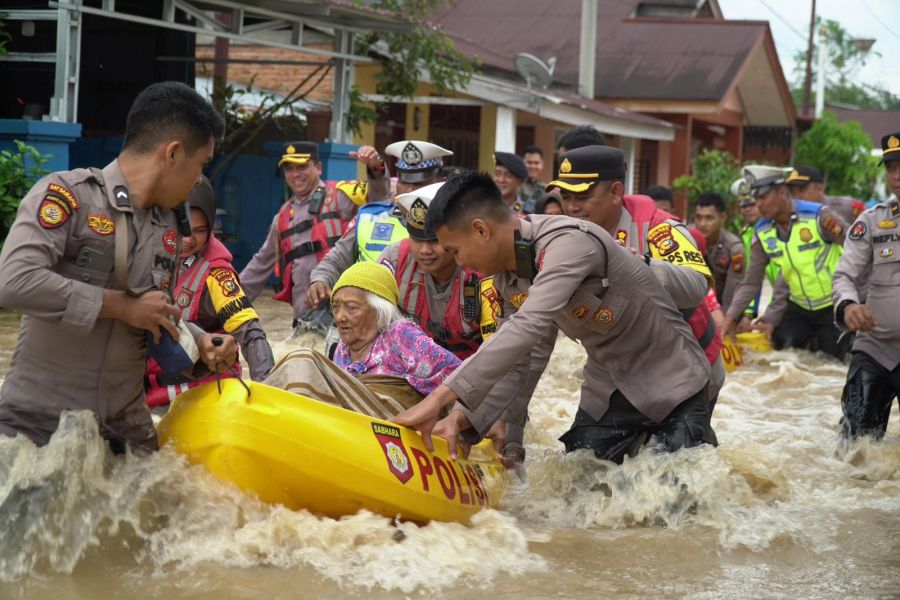 Ratusan Rumah di Rohul Terendam Banjir Kapolres Evakuasi 2 Lansia