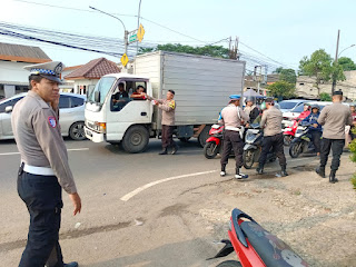 Ribuan Bendera Merah Putih Dibagikan Polsek Cikupa untuk Peringatan Kemerdekaan