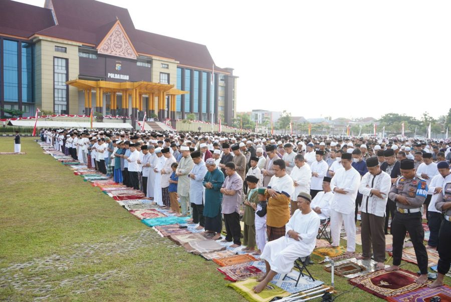 Ribuan Jamaah Memadati Halaman Mapolda Riau Saat Sholat Idul Adha 1444 H