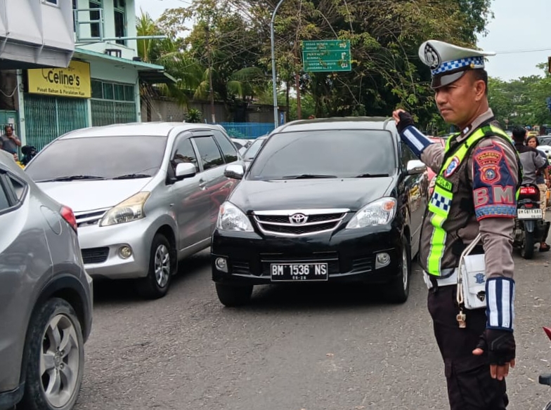 Ribuan Warga Tumpah Ruah, Polisi Siaga Penuh Kendalikan Arus Kendaraan di Pasar Sago
